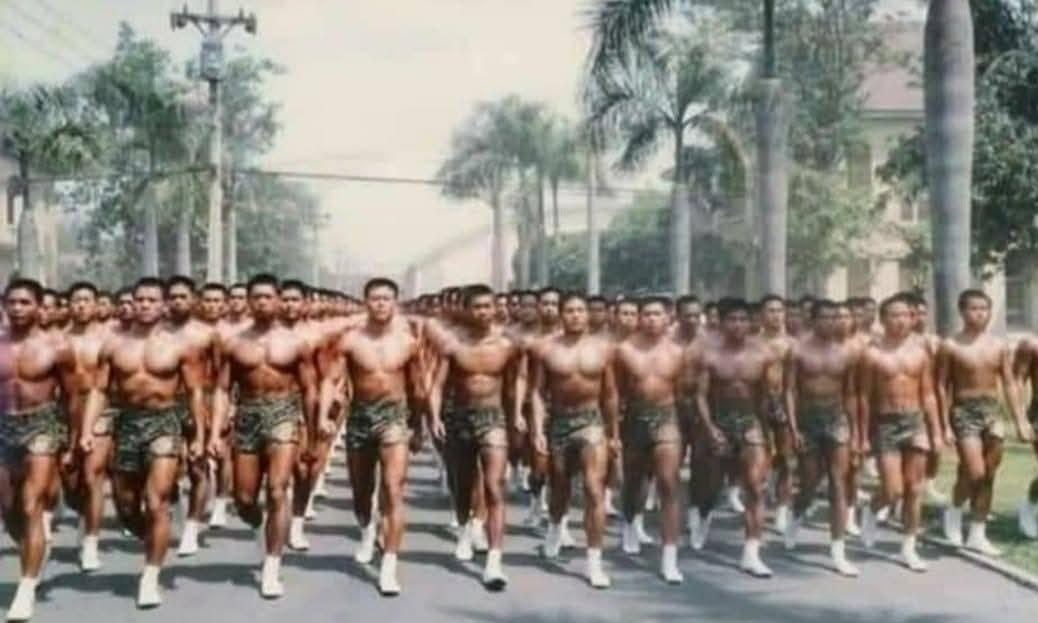 80年代的对岸蛙人大队训练老照片，比现在的草莓兵看起来战力强多了，如今的草莓兵蛙
