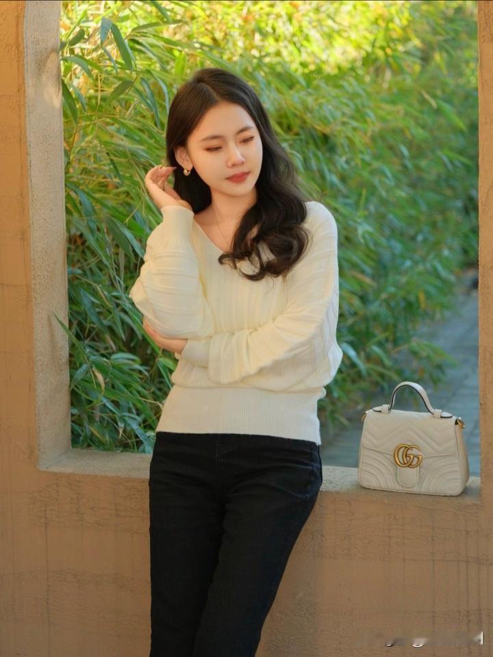 生活中总有一些瞬间，能让我们感受到优雅气质与温柔时光的交织。就像摄影师偶然路过的