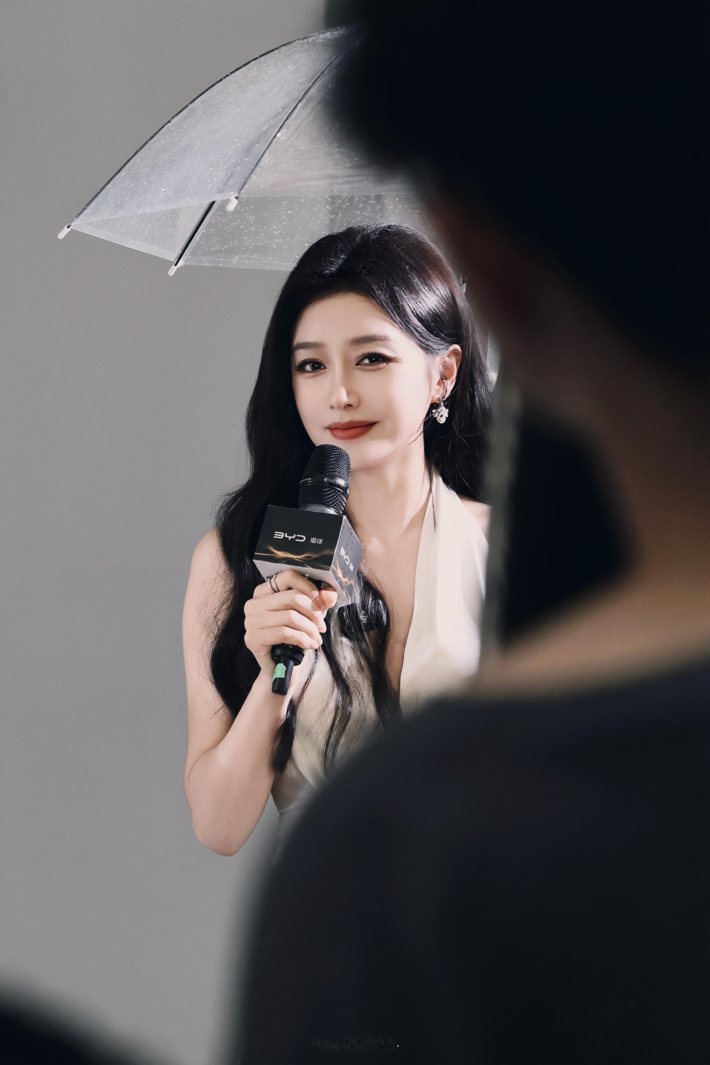 秦岚. 黑发如瀑，眉眼温柔又大气，举手投足皆是从容的女人魅力。
