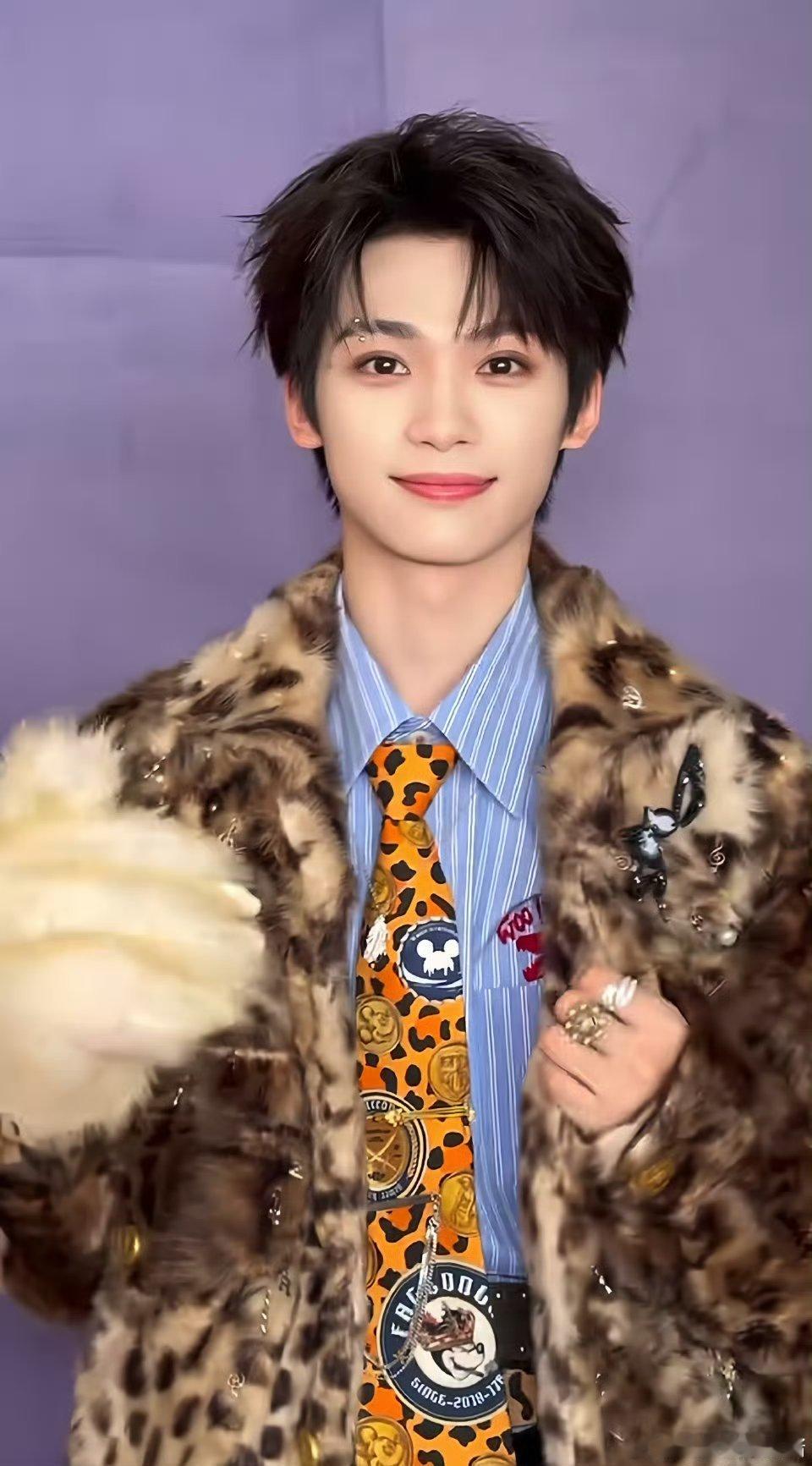 梓渝音乐节豹纹造型，简直就是一个小猫咪，期待哥哥演唱会