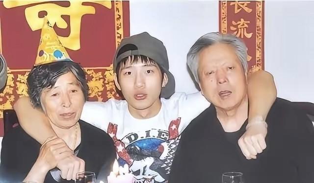 2017年，井柏然在奶奶的葬礼上，见到了出生28天就把他抛弃的父母，他们低声下气