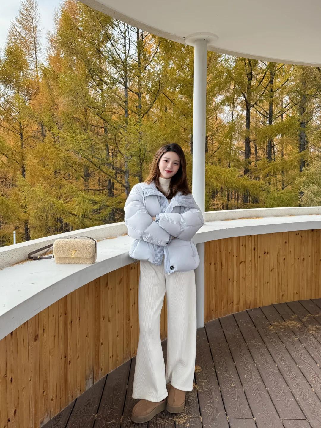 冬日想要穿出氛围感，这套搭配闭眼入！浅蓝色羽绒服宛如冬日晴空，给人清新治愈之