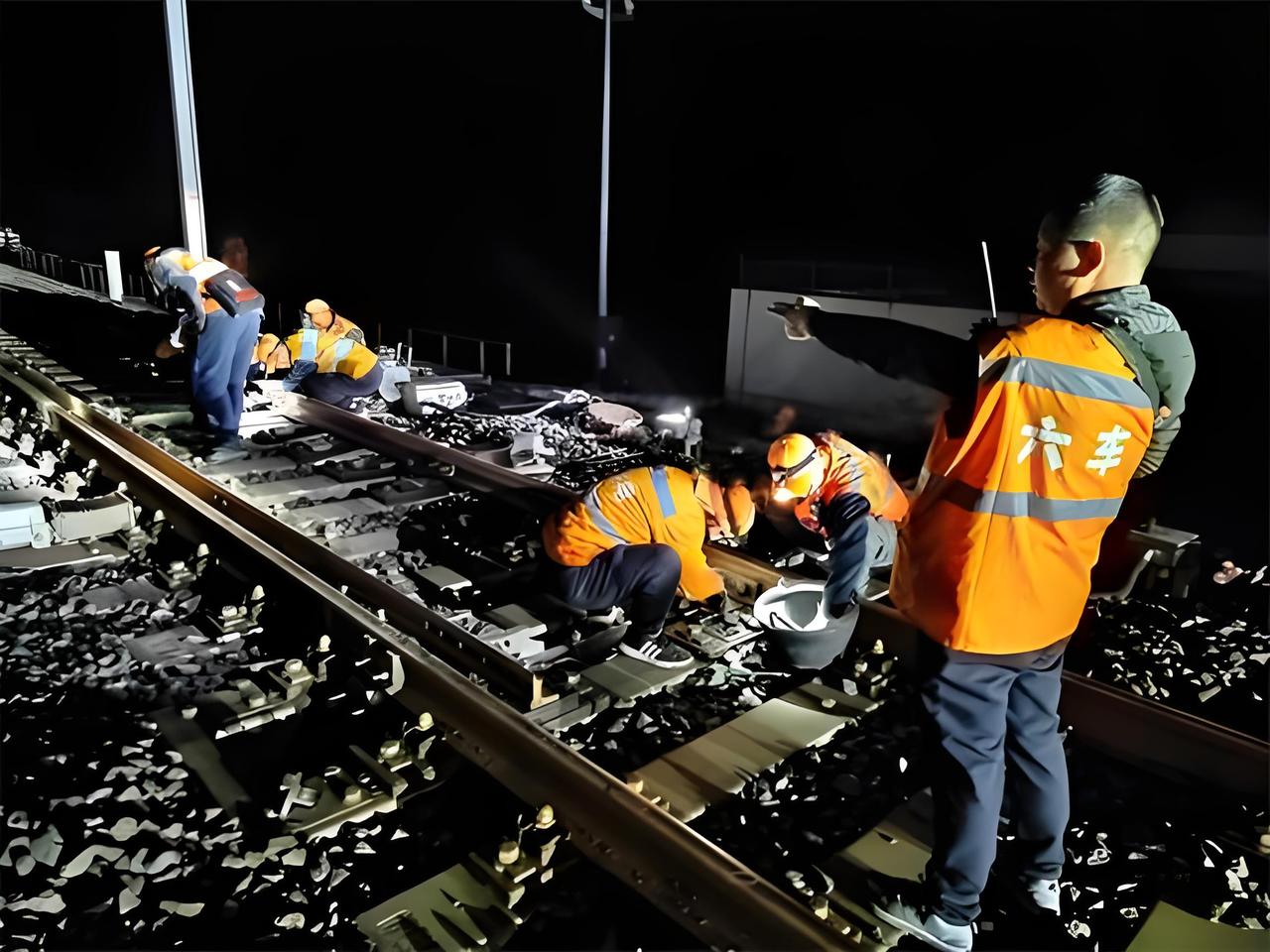 一位从事钢轨生产的长辈告诉我：90%的人不知道，我国每年报废的钢轨多达上百万吨，