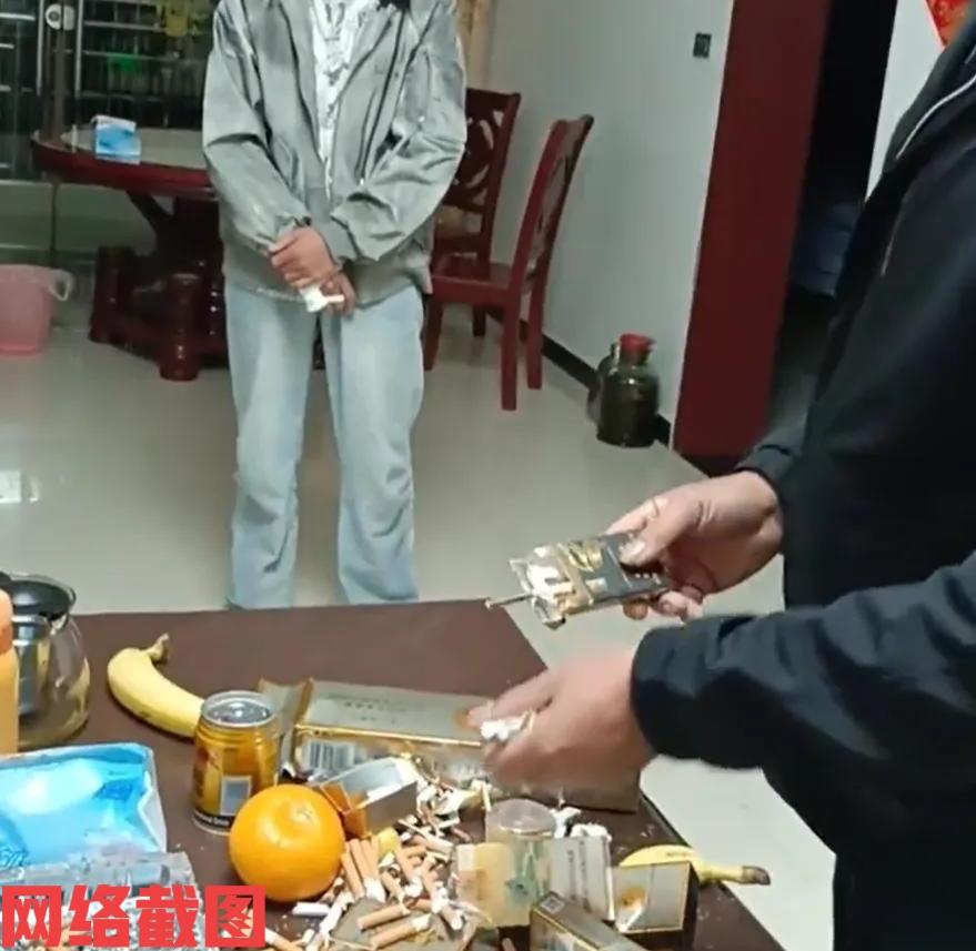 重庆有爸爸发现儿子房间内偷吸烟。此刻爸爸没有如其他爸爸一样跑到孩子面前严厉训