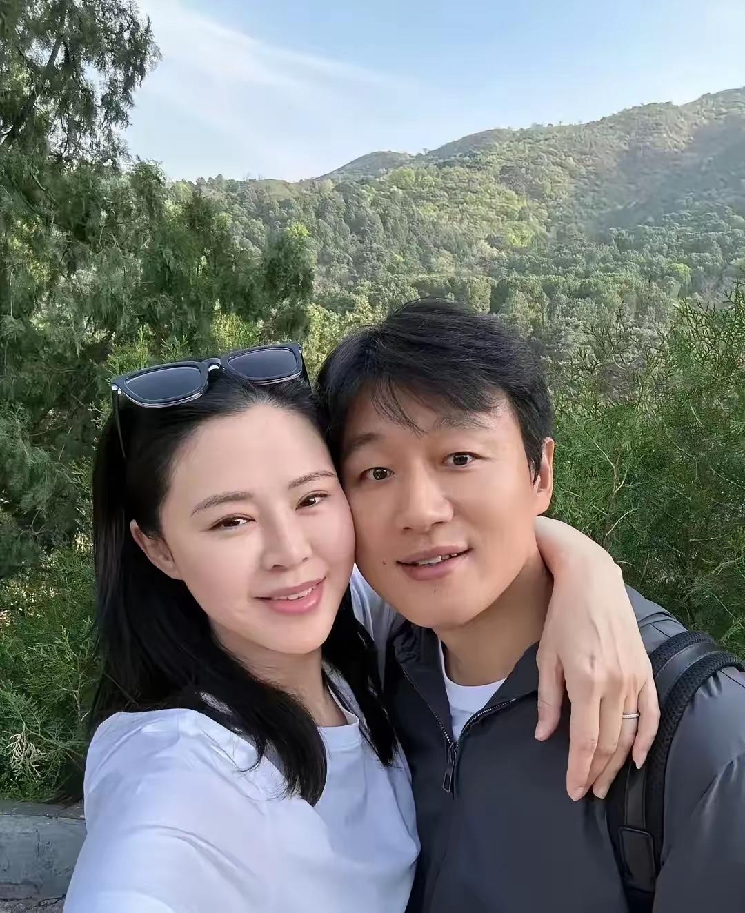 有人问佟大为，中年夫妻还睡在一起吗？他愣了一下，笑着说，何止睡一起。结婚18