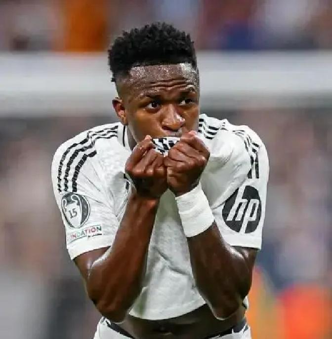 他拒绝了皇马的7号。因为巴黎给了他另一个7号，以及一份弗洛伦蒂诺都无法立刻