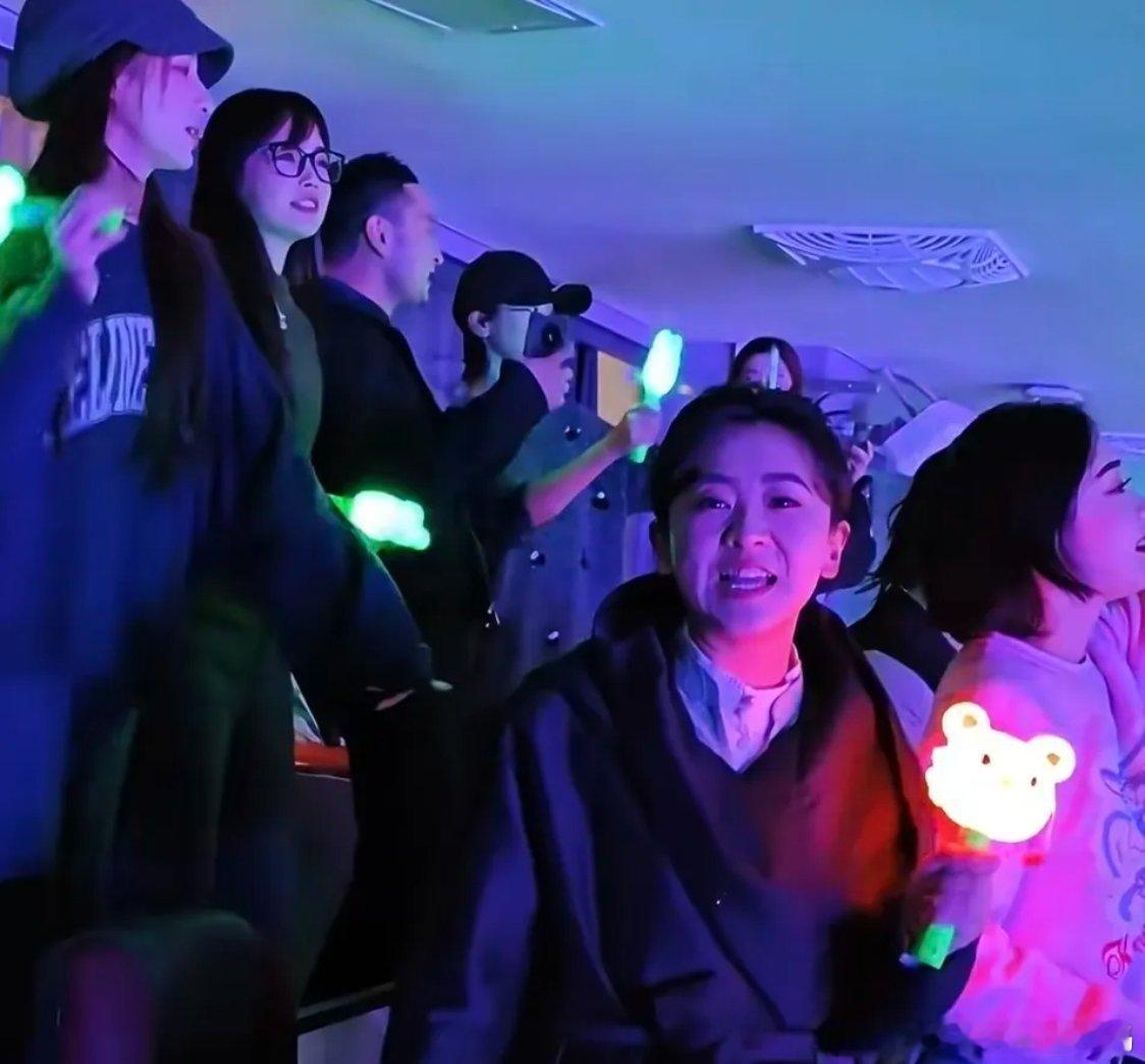 央视主持人王冰冰、马凡舒、尼格买提去看陆虎演唱会，“月亮姐姐”开车去接好友，包厢