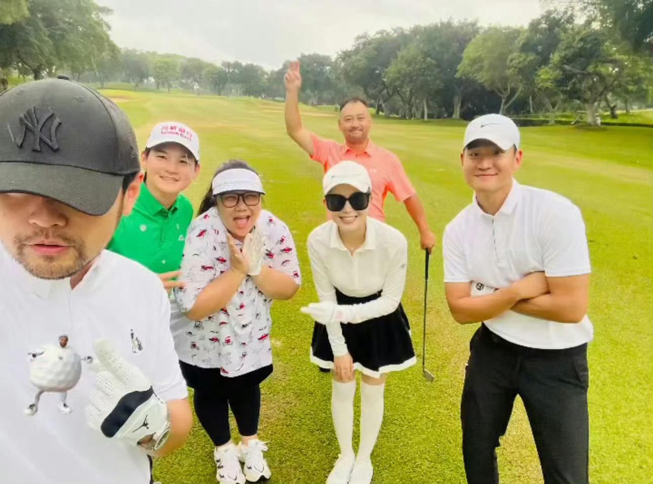 又是带老婆打高尔夫的一天🏌🏻♂️