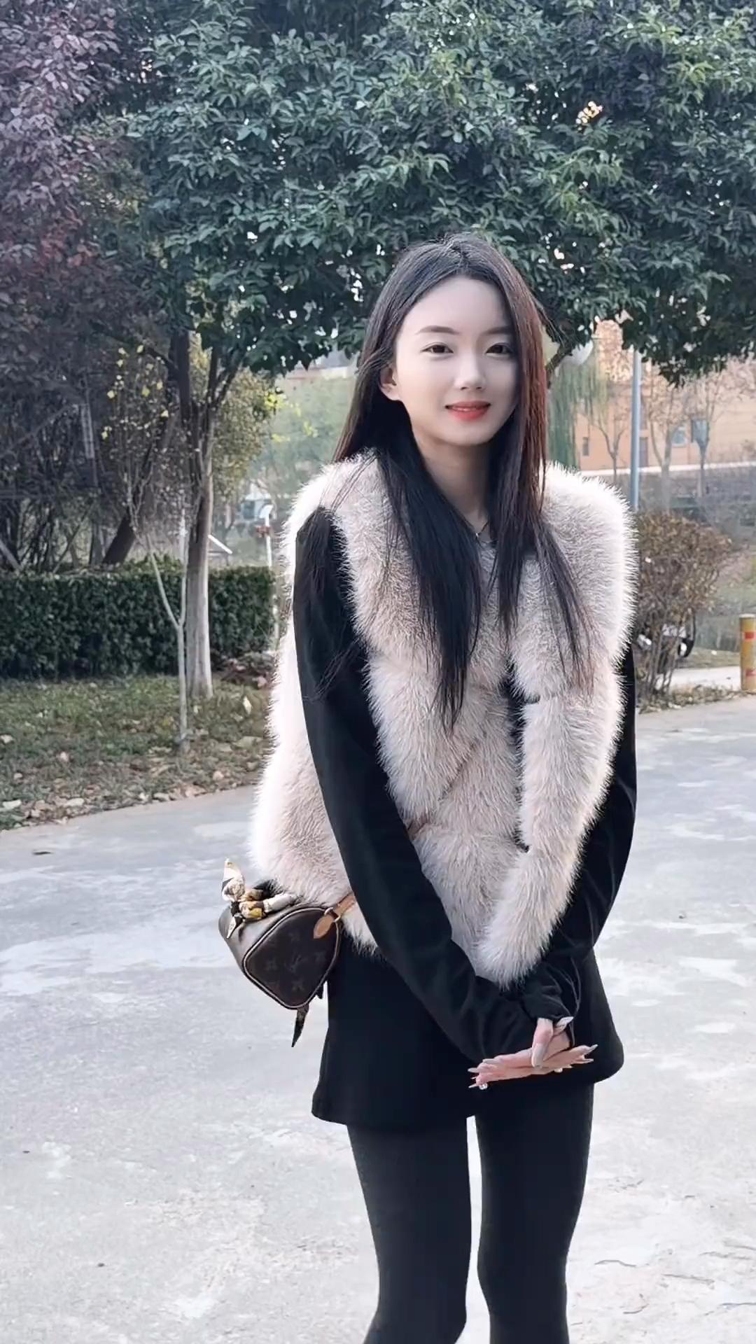 红袖添香夜，轻纱掩面时。