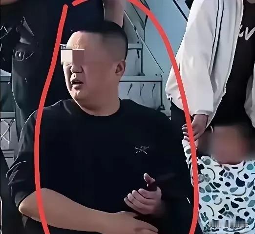 空姐哭着下跪，是因为怕丢掉工作，现在该轮到他了，因为空姐工作保住了，他的工作怕难
