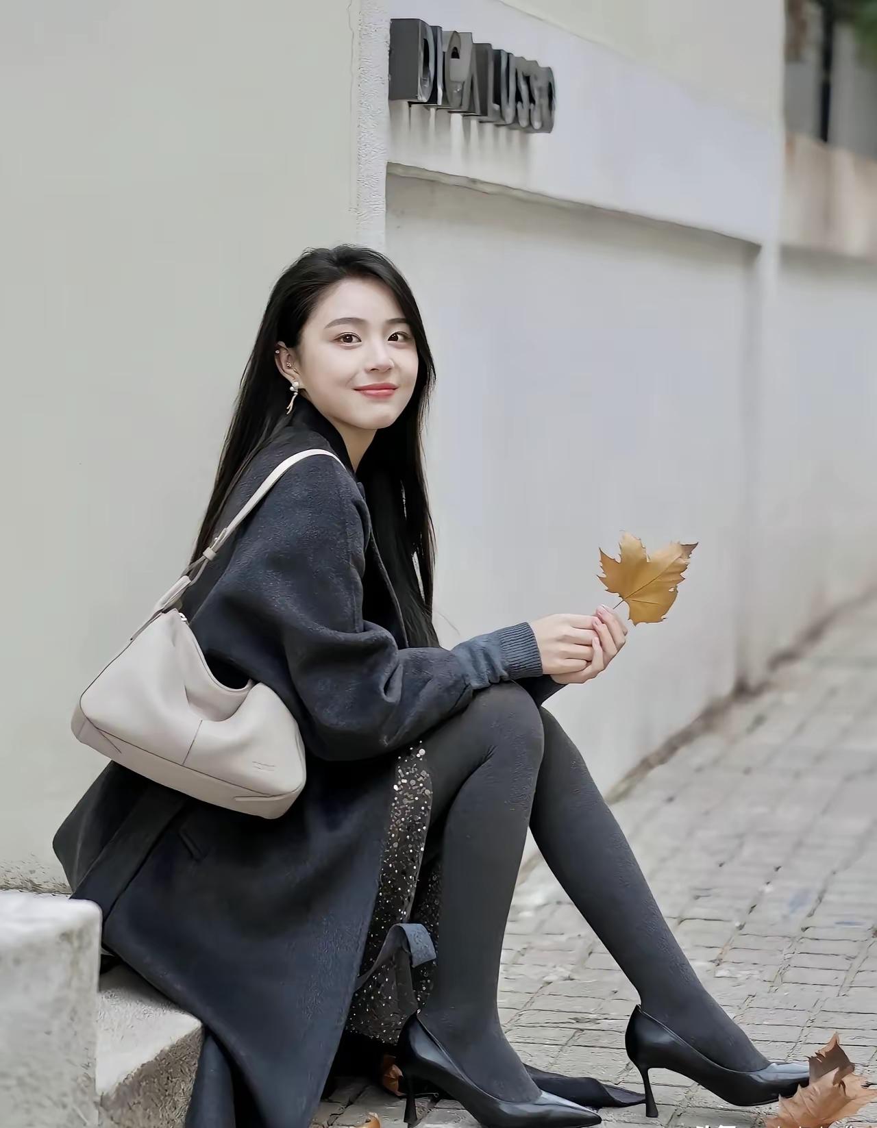 这样的穿搭，气质高雅端庄靓丽，时尚不俗性感女丝袜