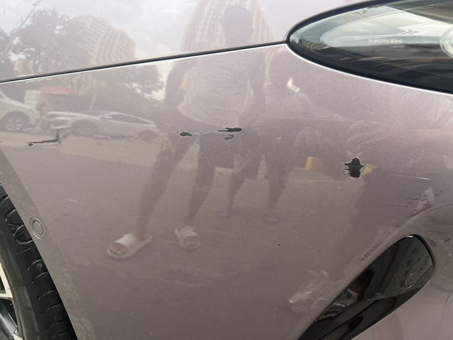 小米su7擦伤有没有懂的哥告诉我车屁股这是被别人擦了还是自己擦了按道理说自己擦