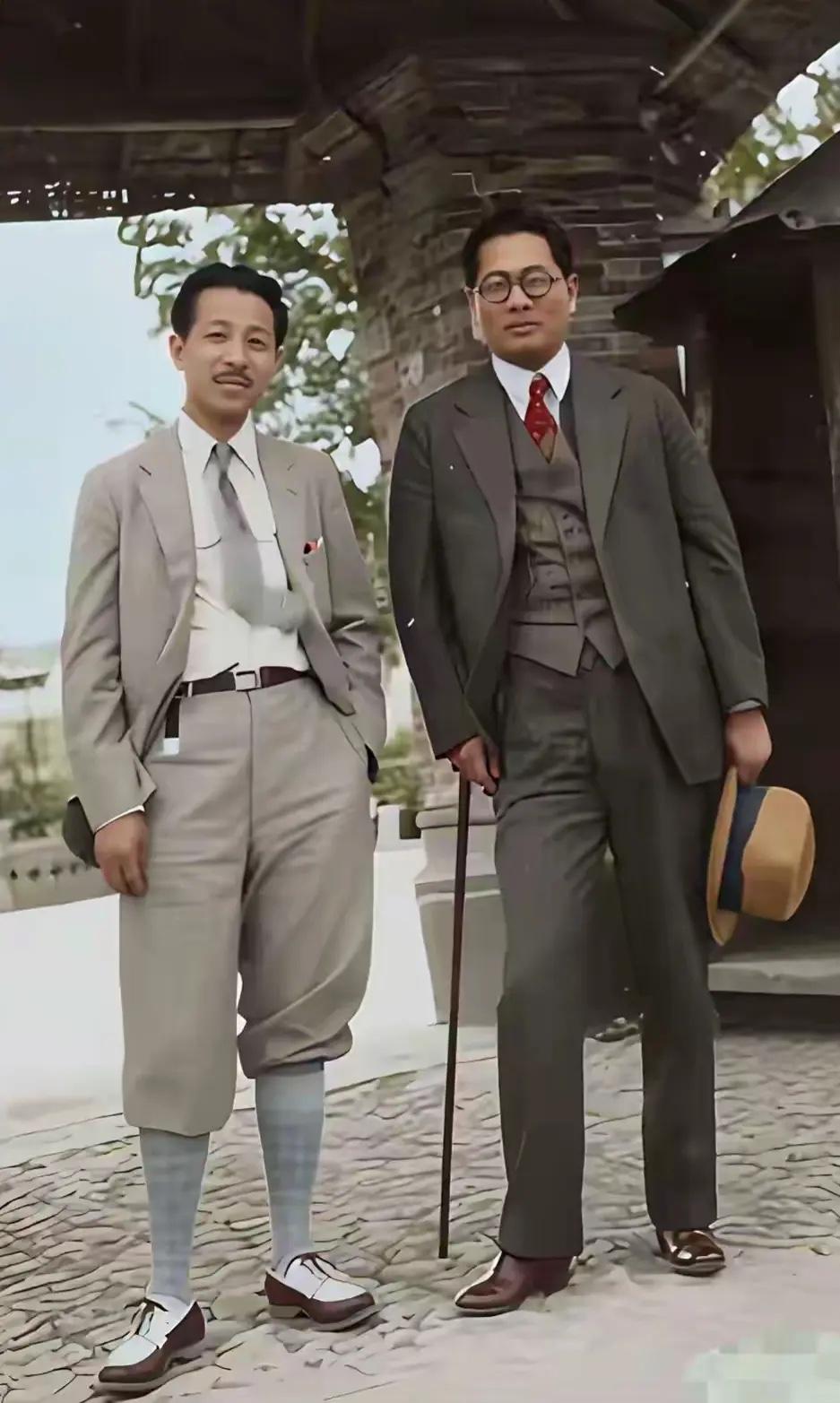 1931年9月，张学良和宋子文在天津一家西餐厅门前的留影，张学良穿着英式风格，两