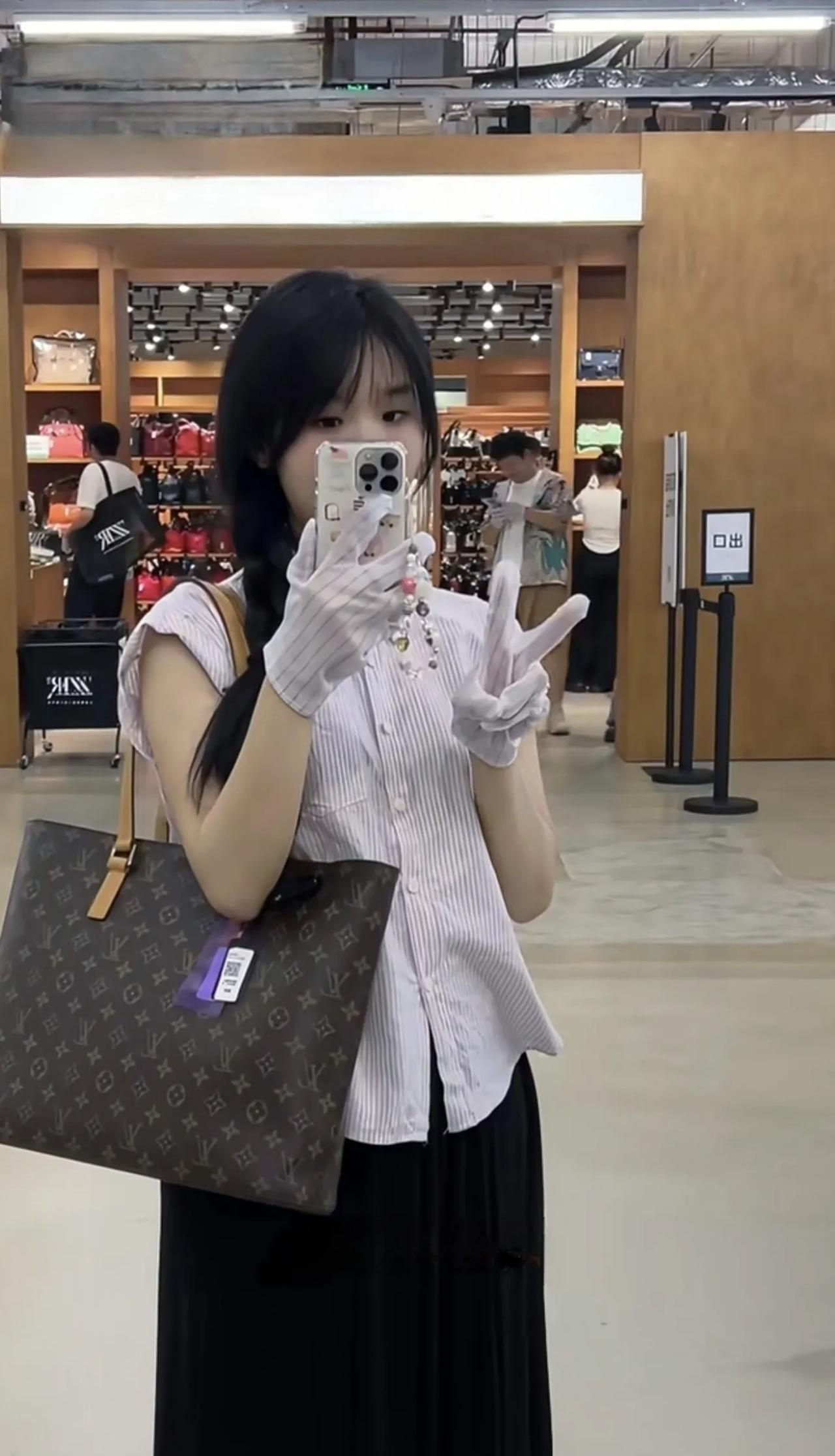 现在的男孩子追女孩子都不用花钱了吗？[捂脸哭]同事给我介绍一个IT男，听说月薪高