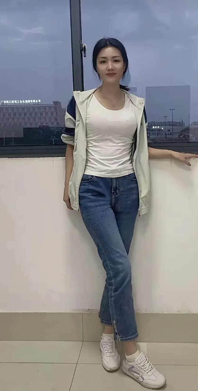 这种女人就是完美的老婆，耐看，可塑性强，不张扬，一切都恰到好处。