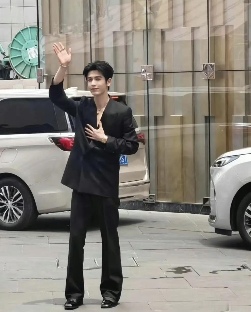 男明星还是得健身啊，有肉才行不然衣服都穿不起来