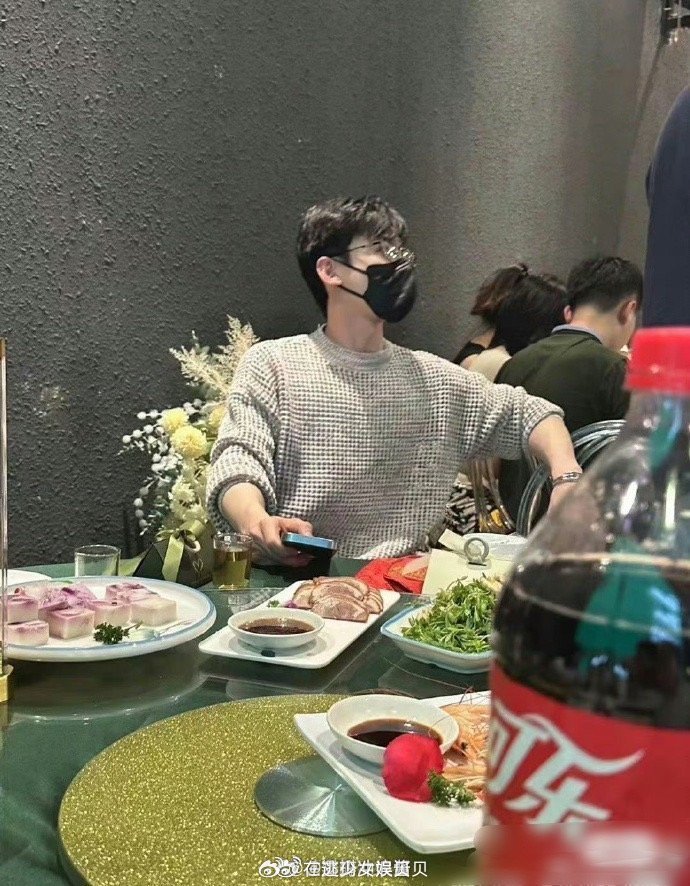 白敬亭带宋轶参加发小婚礼，这装扮也没有喧宾夺主，帅的嘞