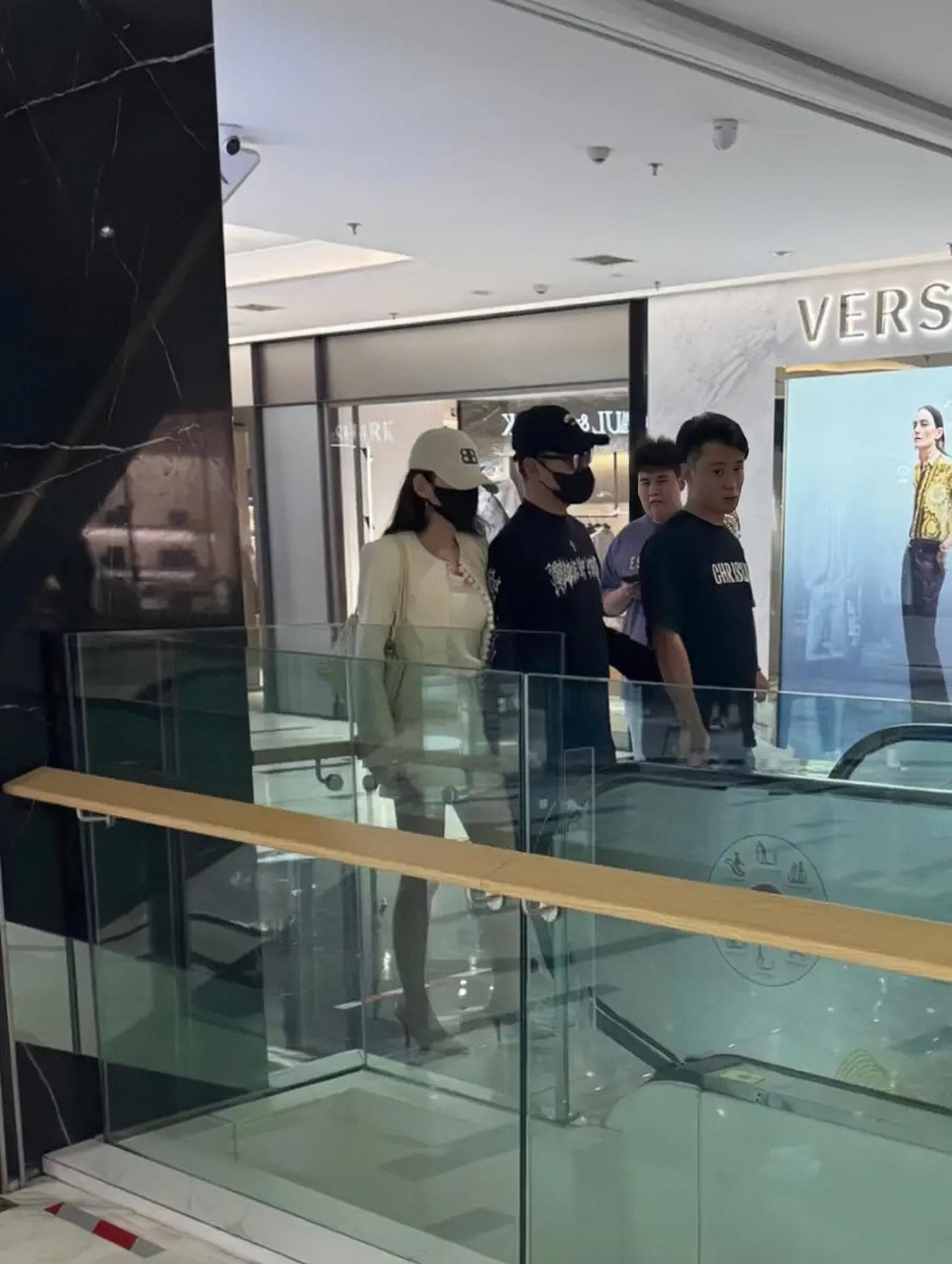 8月29日，汪峰现身新疆被偶遇，他带着女友森林北逛商场的画面。汪峰牵着森林北