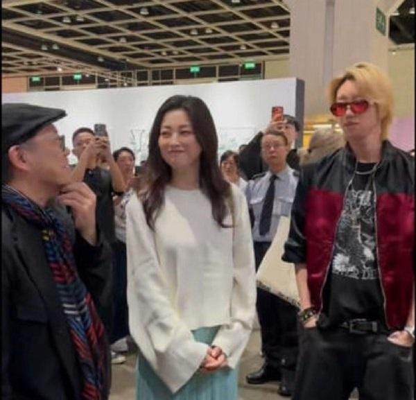 今天朱珠去看艺术展了，她这次搭配的像个迷人的仙女，看上去非常的迷人。朱珠上身