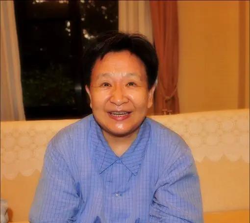 毛泽东逝世后，每逢毛泽东的生日，一个穿着破烂的妇人都会排队进入毛泽东纪念堂，直到