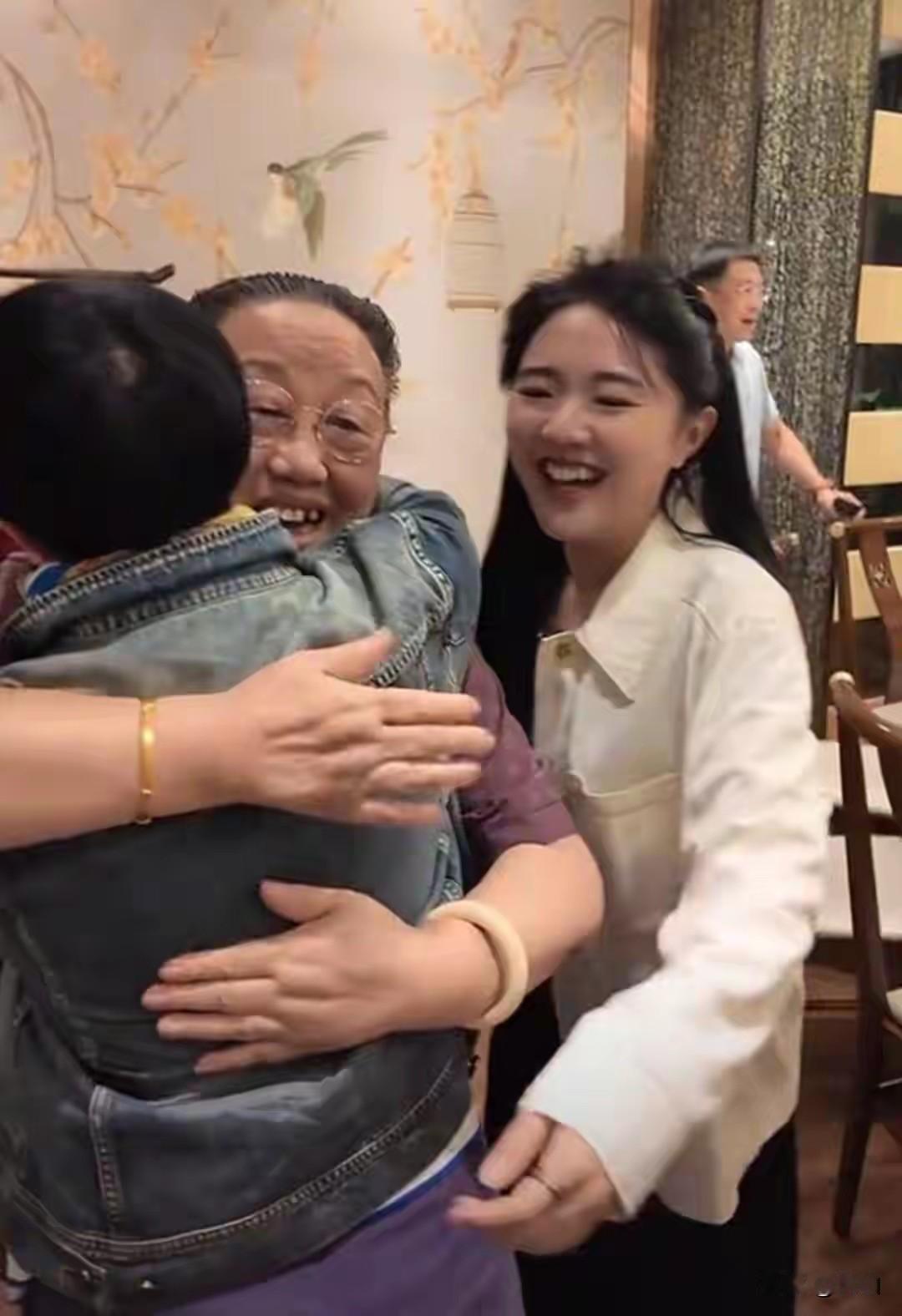 前央视主持人王宁26岁的女儿王逸宸两个多月前刚补办婚礼最近传出二胎流产，看了
