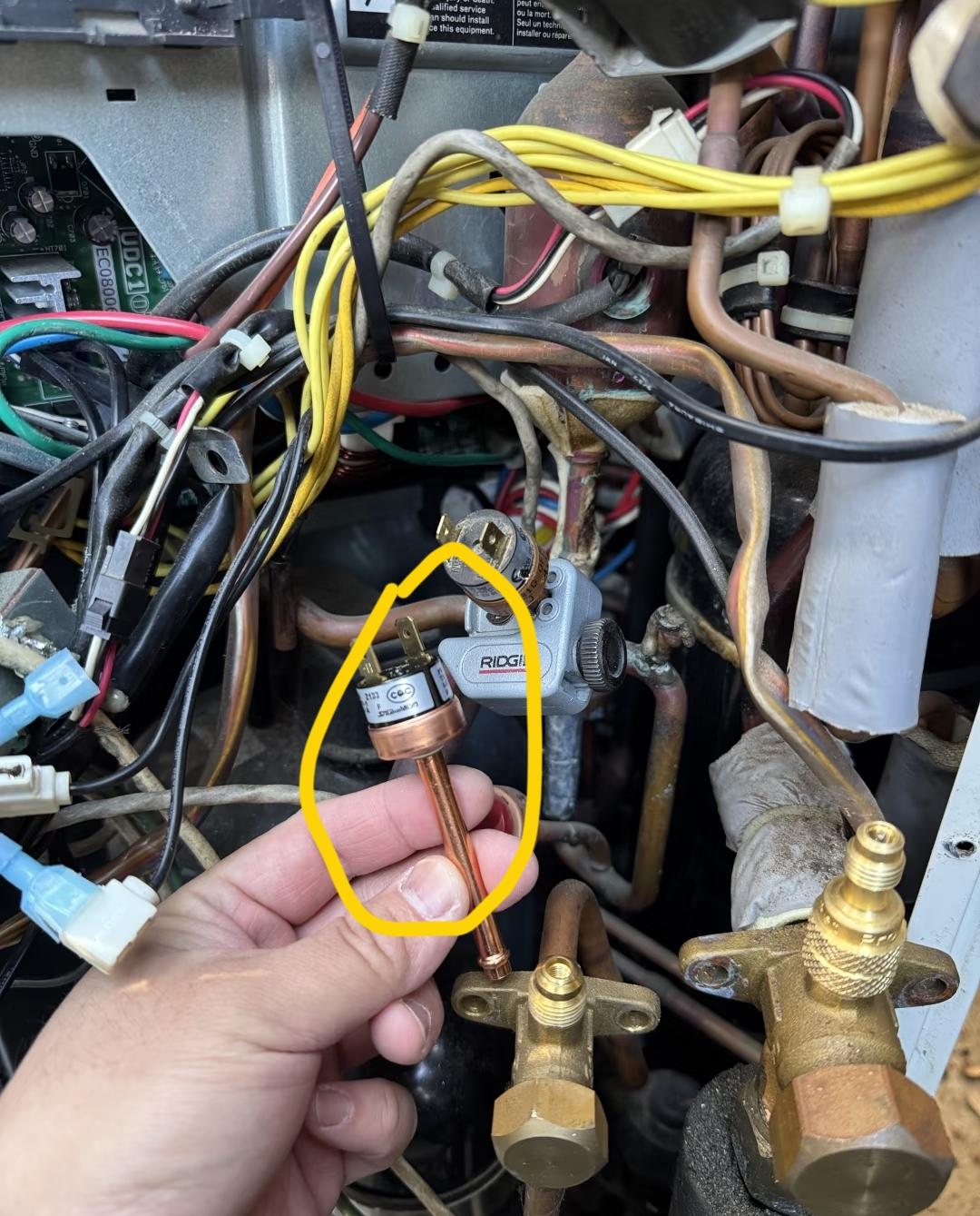 空调不制冷打电话叫外面修空调的师傅修,第一个修空调师傅说压缩机坏了,换一个压缩机