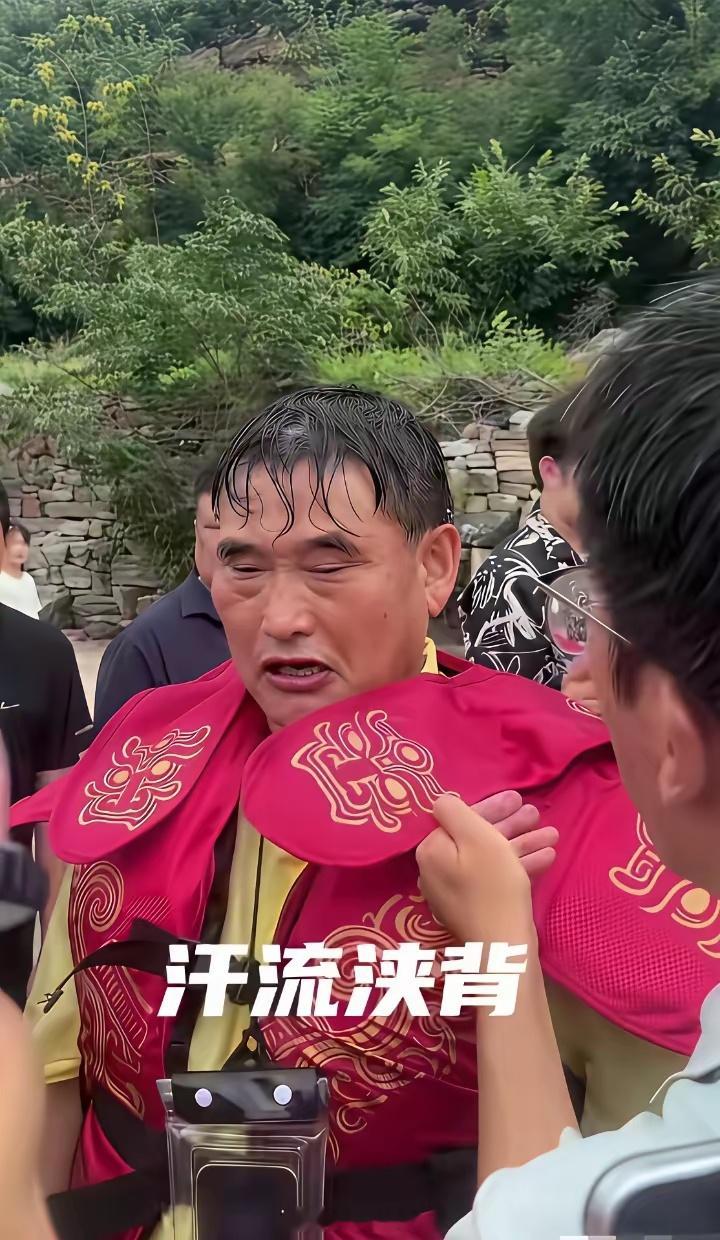 朱之文不接景区演出了。说是体力跟不上，那些活儿太折腾——大夏天穿个厚袍子，又是扭