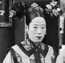 1888年，隆裕嫁给了小她3岁的表弟光绪，新婚当夜，光绪跪地大哭：“我不能与你同