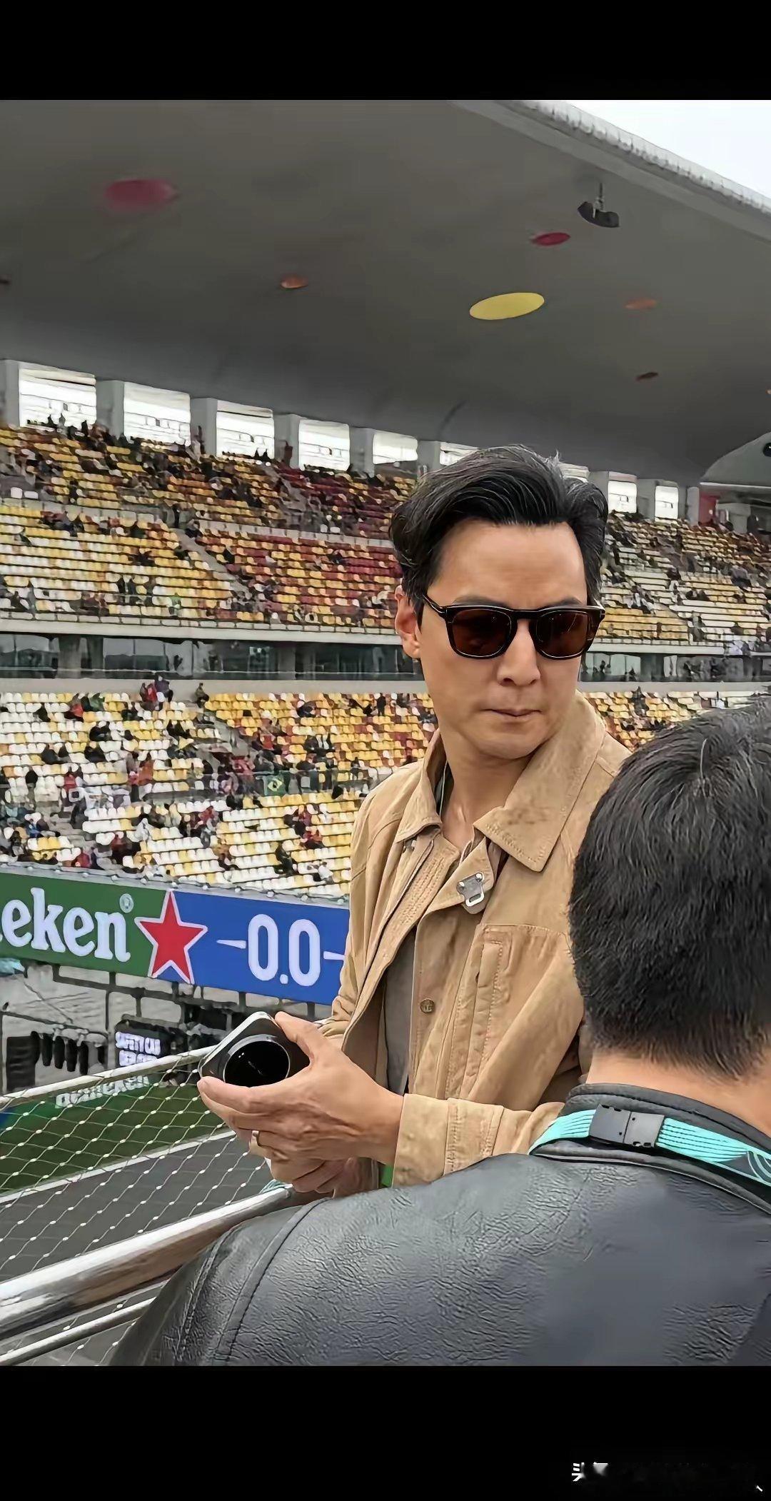 吴彦祖拿的是啥手机呀？