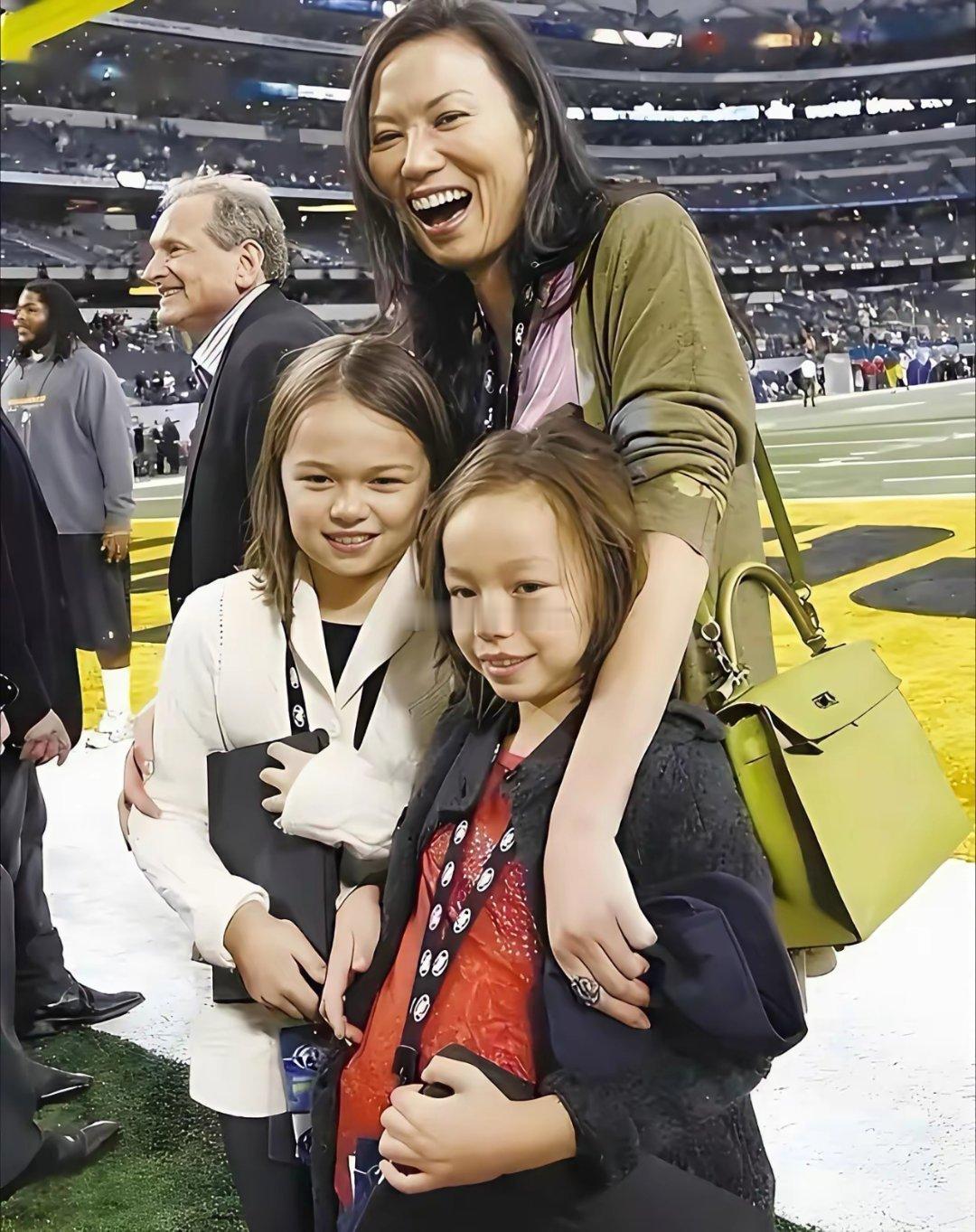 邓文迪与默多克分别与两个女儿在一起时的一幕
