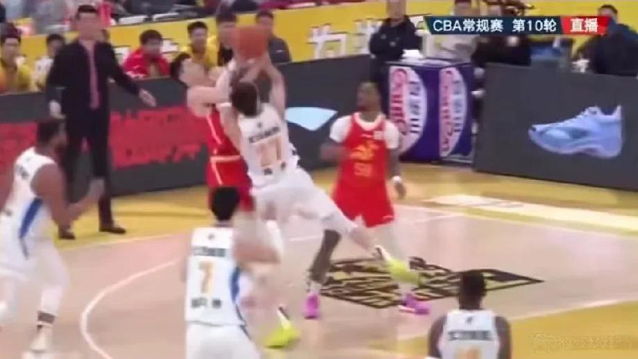 国家队友差点干起来！朱俊龙不服！焦点战广厦对阵北京的比赛，双方打的很激烈，周琦