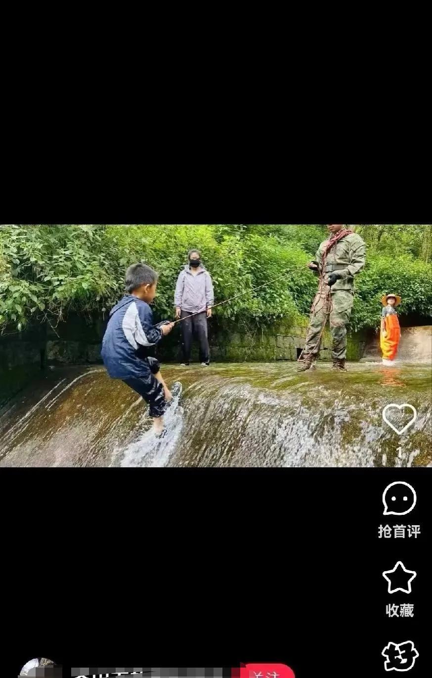 据说，这是那家机构的训练照片拍照的地点是清碧溪，苍山失联的8岁男孩，最后也是