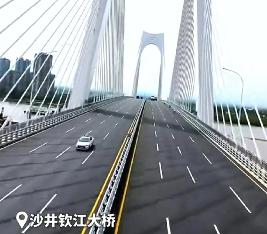 平陆运河27座跨运河桥梁已建成，整条运河130多公里，算下来平均5公里就有一座桥