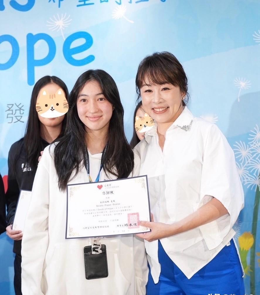 黄嘉千带着16岁的夏天现身，这还是当年《爸爸去哪儿》里那个小姑娘吗？从综艺萌娃