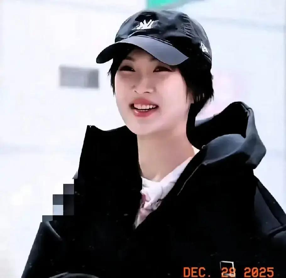 剧组打饭被挤，她蹲路边啃冷包子3月杀青那天，姚安娜把最后一份盒饭让给灯光师