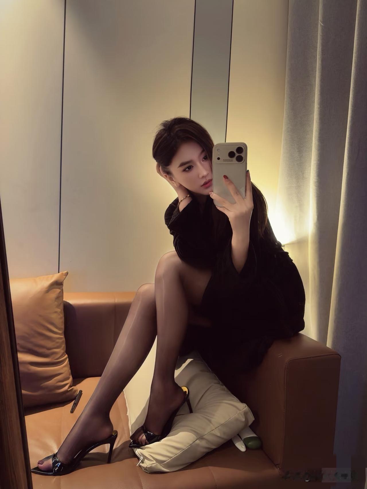 🌙夜色氛围感暖光漫过沙发，把夜色揉成温柔的底色。丝绒黑裙裹着慵懒，黑