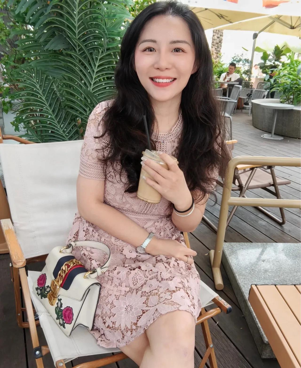 女老板守寡多年，一起出差，在酒店，我逗她要不嫁给我算了，她上来压在我身上说：是这