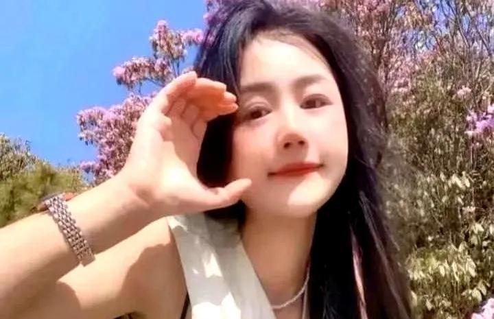 她失踪了十年，这十年里发生了什么，没人知道。突然有一天，她回到了家。可是这时候