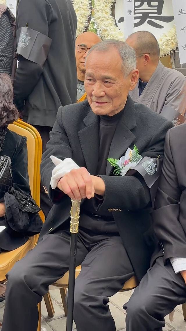 周星驰送梁小龙花牌据港媒，26日，梁小龙出殡仪式在深圳举行，周星驰送上花牌，并