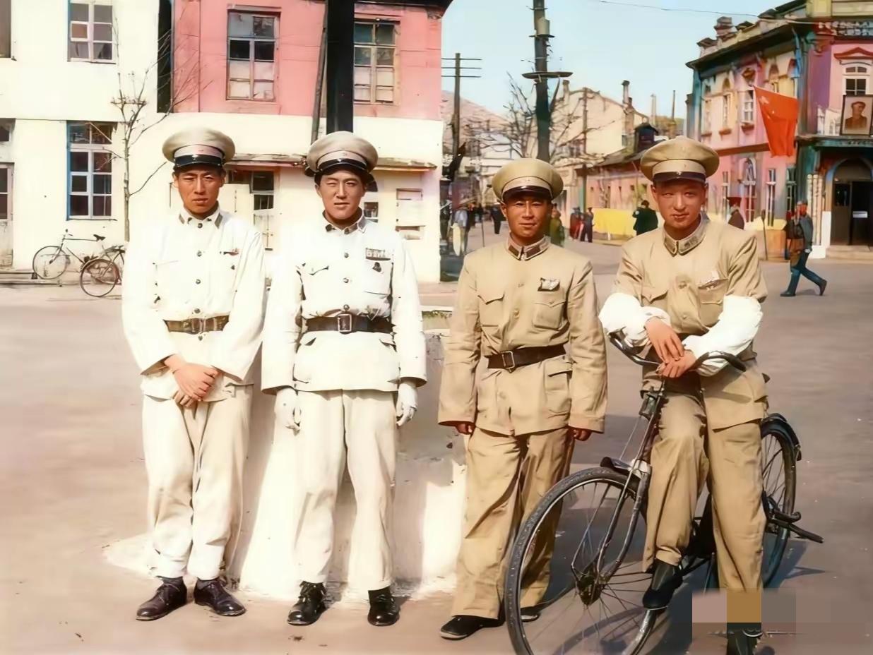 这几位解放军是当时旅大市(今大连)的驻军，时间刚好是55年(这一年5月，苏军从旅