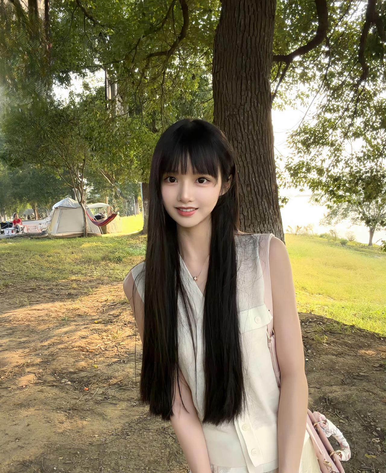 阳光下的野餐时光，甜美少女与自然相伴