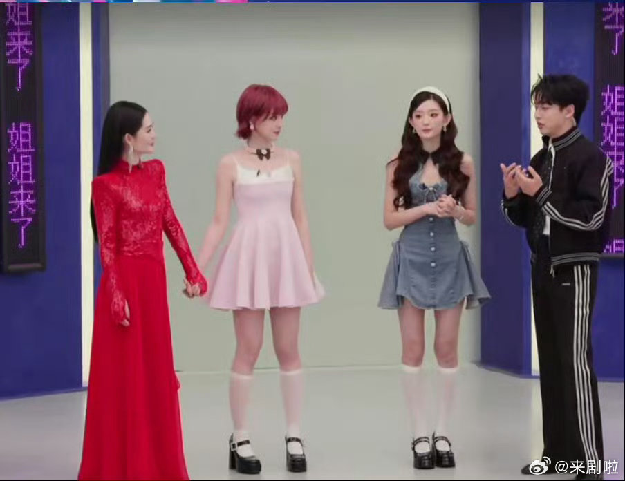 谢娜齐思钧紧急捂嘴黄灿灿谢娜说黄灿灿没唱跳经验，黄灿灿接了一句“其实我之前也有