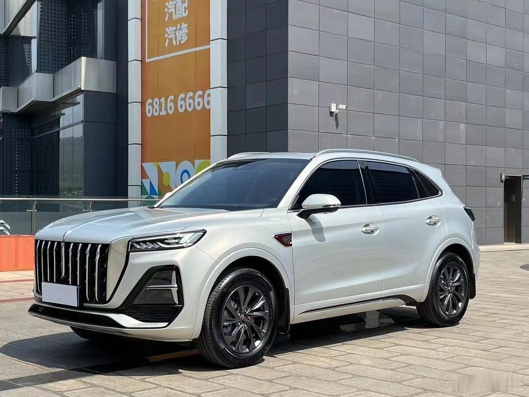红旗HS6PHEV定位中大型SUV，车长4925mm，轴距2925mm，采用1