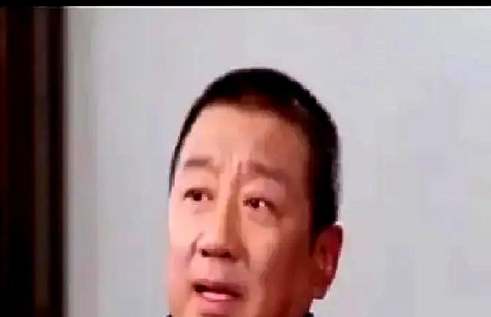 一个皇帝，竟然给臣子跪了！丁勇岱演《琅琊榜》梁帝，膝盖落地前，肩膀先塌半寸，