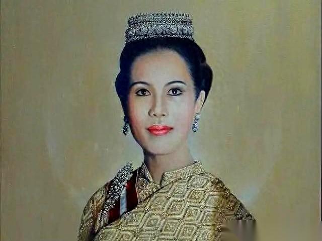 他死得不明不白，据说是心脏病。她，一国之后，不顾所有人的眼光，冲到机场扶着他的