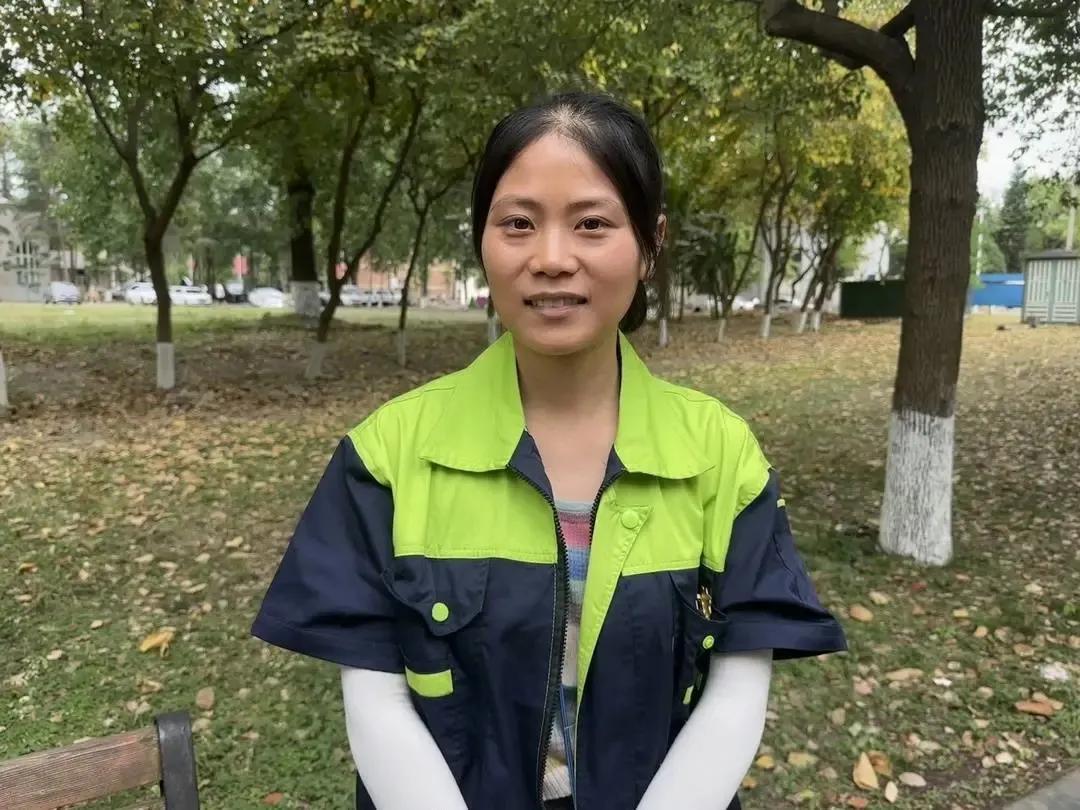 成都理工大学这两天有个消息刷屏了——33岁的环卫女工李佳，被本校文法学院录取为2