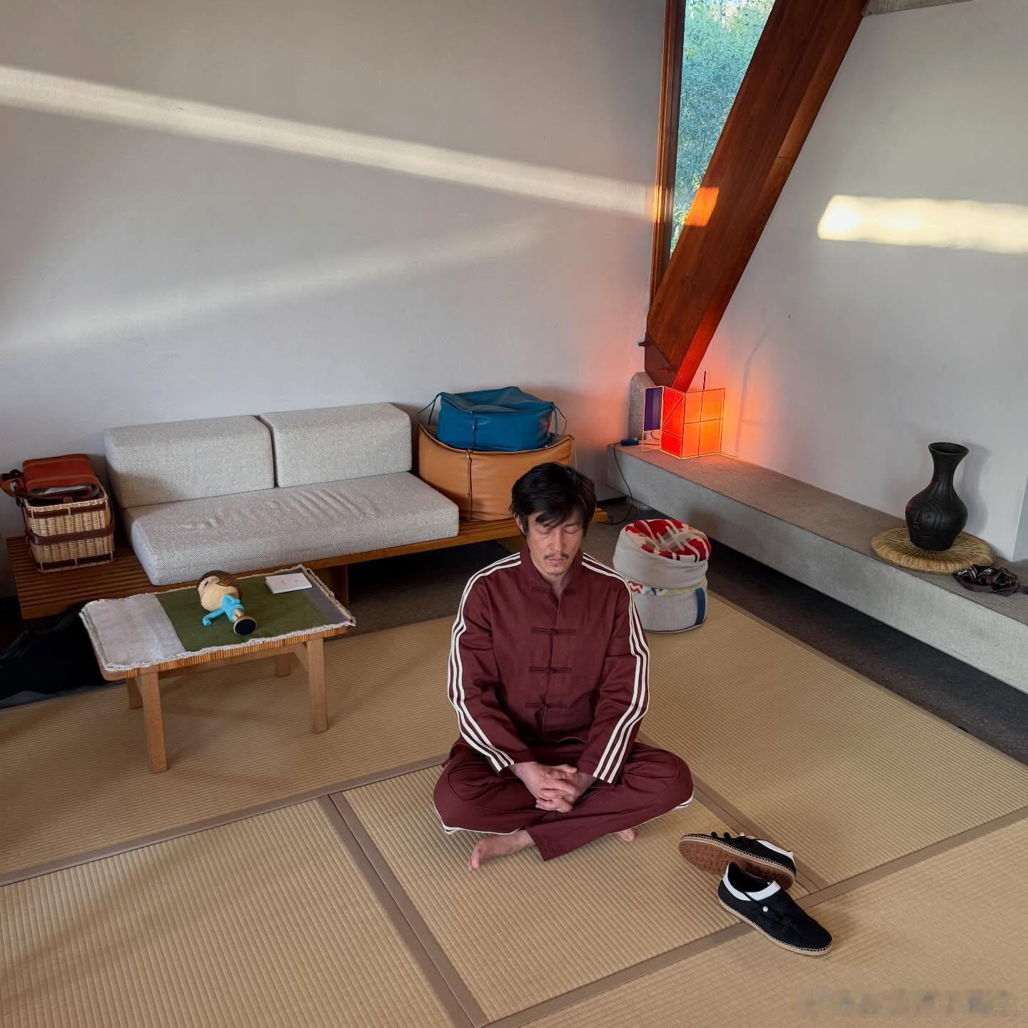 陈冠希晒打坐照陈冠希打坐照陈冠希晒打坐照，留着胡子，无限接近赵本山