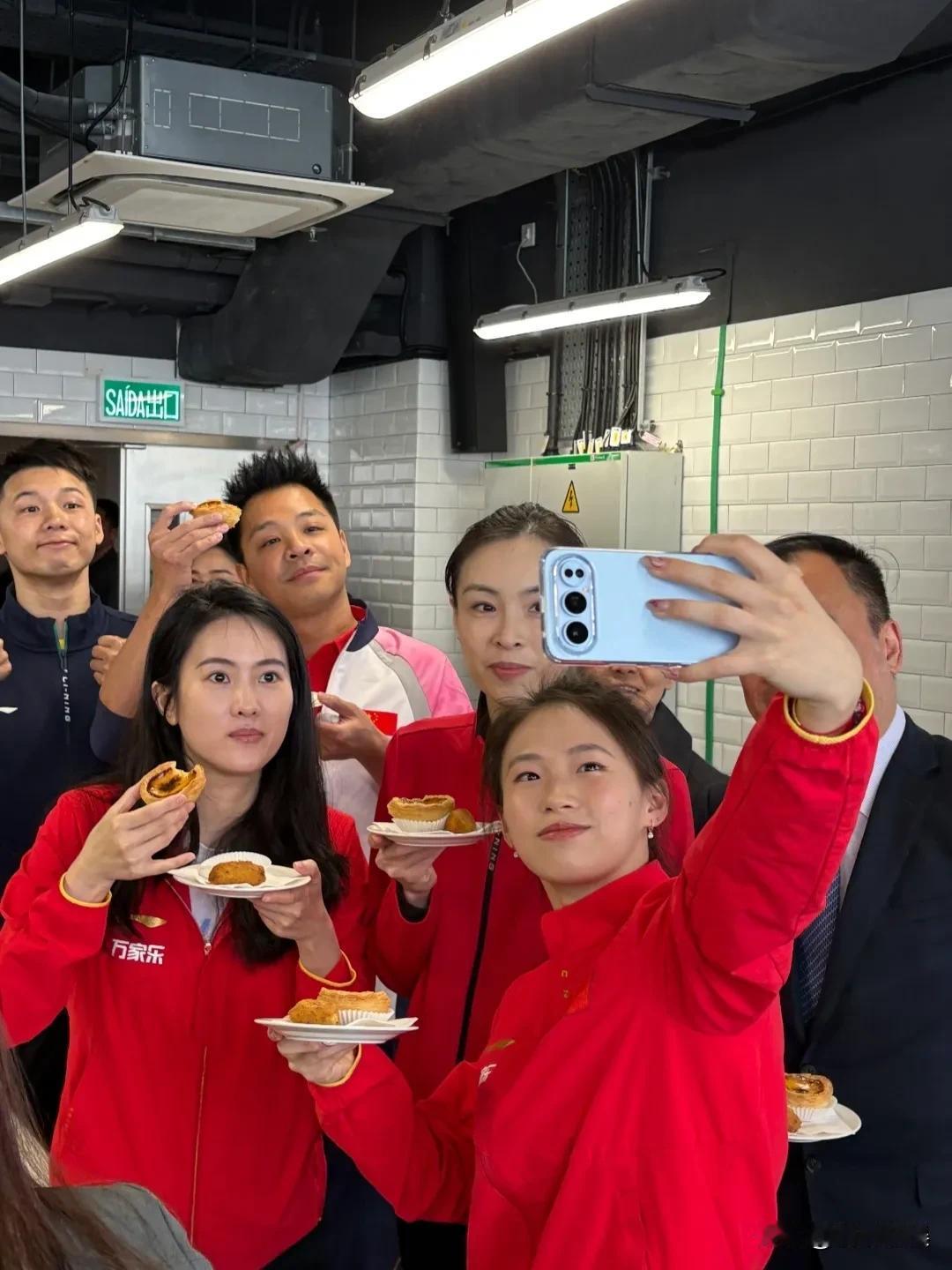 陈若琳和吴敏霞率领跳水队赴澳门参加活动，不愧是“梦之队”，实力好，颜值高，这含金