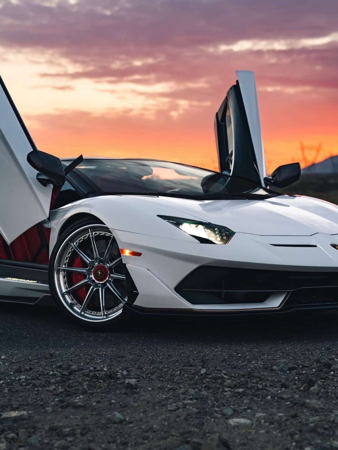 白色兰博基尼AventadorSVJ，这标志性的剪刀门一打开，再配上这攻击性