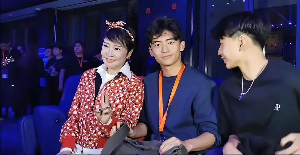 看了谢霆锋的演唱会之后，祖孙三代人在一起吃饭聚餐。谢霆锋的妈妈拉姑一如既往的打